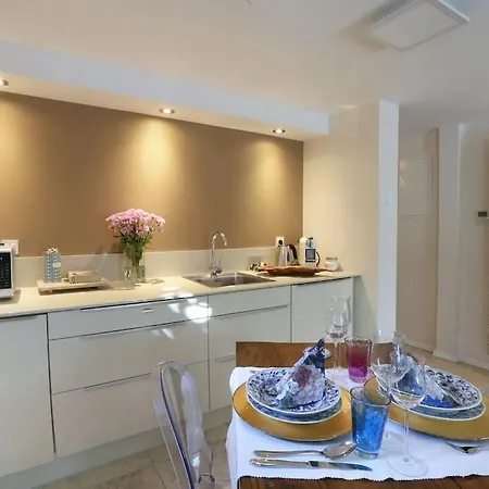 Romantic Nest With Free Parking 아파트 *