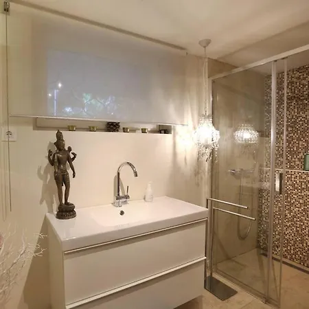 Romantic Nest With Free Parking 아파트 *