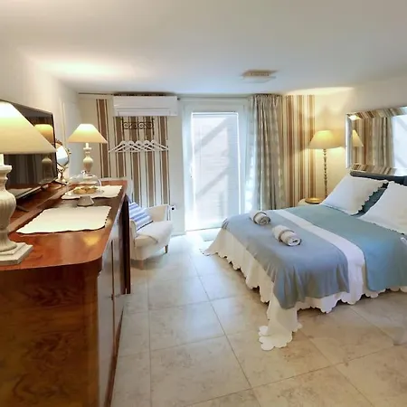 Romantic Nest With Free Parking 아파트 *
