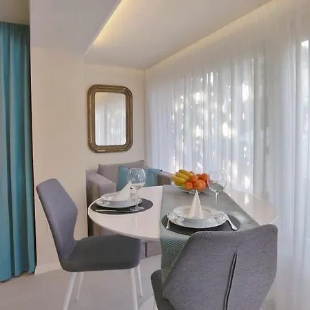 Romantic Nest With Free Parking 아파트